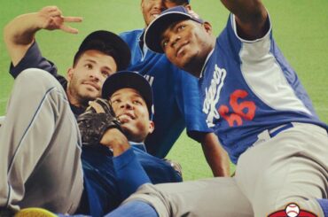 Il est temps de jouer à la cinquième partie. Mais d’abord, prenons un selfie. #JapanSeries ...
