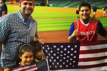 Les fans de @astrosbaseball arrivent tôt pour soutenir @ussoccer avant leur #WorldCup ...