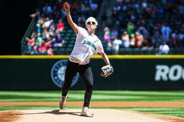 @mrapinoe du champion de la Coupe du Monde #USWNT lance le premier lancer à Seattle. ...