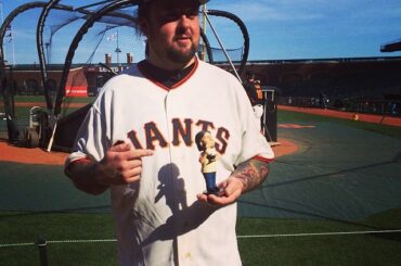 Chumlee de Pawn Stars et sa tête branlante se tenant avant le match à AT & T Park. #SF ...
