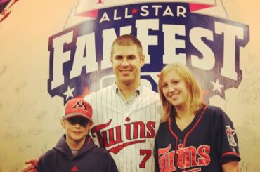 Joe Mauer pose pour une photo avec des fans au #FanFest ....