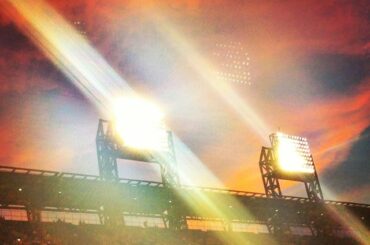 Samedi soir sous les lumières. #braves #phillies ...