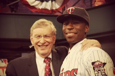 Le commissaire Bud Selig souhaite la bienvenue à Nick Gordon sur le podium. #MLBDraft ...