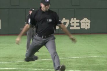 Faux arbitre dansant alerte! #JapanSeries ...