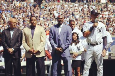 Cal Ripken Jr., Dave Winfield et Michael Jordan regardent le capitaine donner son salut ...
