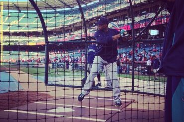 @robinsoncano monte dans la cage du Big A. #OpeningDay ...