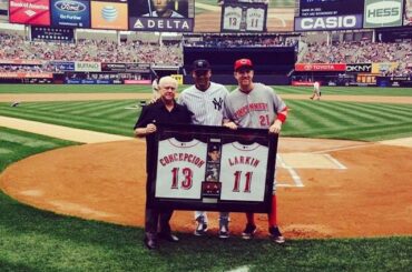 @RedsBaseball a donné à Derek Jeter des maillots signés d'anciens capitaines et arrêts courts ...