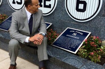 Joe Torre et son numéro de retraité à Monument Park. #Yankees #JoeTorreDay ...