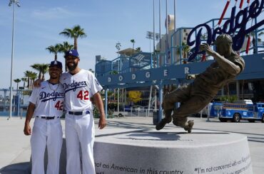 Toute l'équipe des Dodgers s'est réunie devant la statue de Jackie Robinson avant leur match ...