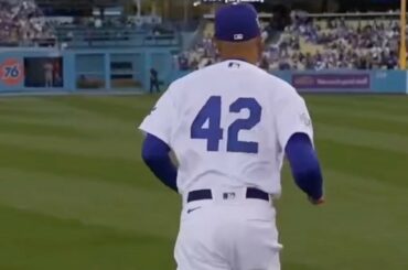 Jackie Robinson Day au Dodger Stadium est spécial.  Prenez le terrain avec @mookiebet...