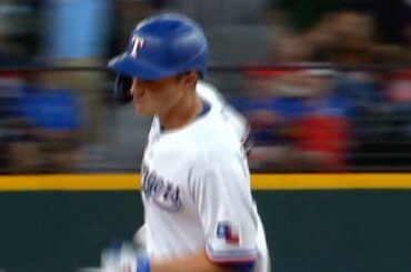 @coreyseager5 est sur le plateau avec les Rangers !...