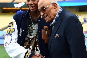 En 2017, @therealhuntergreene a rencontré Don Newcombe avant un match au Dodger Stad...
