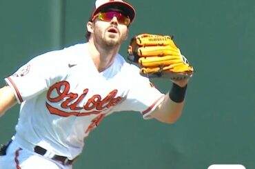 Un premier lancer bruyant et le baseball de Pâques est en cours....