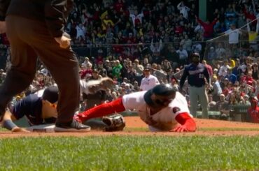 Rafael Devers avec un mouvement de nage WILD!...