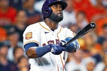 Yordan frappe très loin les balles de baseball.  ...