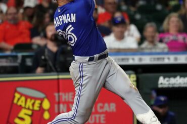 Un embrayage Matt Chapman a frappé et bousculé de Vladdy Jr. complète le @BlueJays com ...