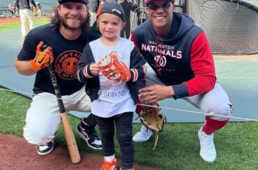 Le fils de Brandon Crawford, Braxton, s'est fait un nouvel ami avant le match d'hier.  ⠀⠀⠀⠀⠀...