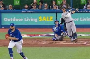 Profitez du souvenir!  Aaron Judge et ce très gentil fan des Blue Jays ont fait de ce gamin...
