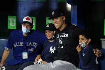 Hier soir, Derek Rodriguez, 9 ans, a reçu le ballon HR de @ thejudge44 par Mike L...