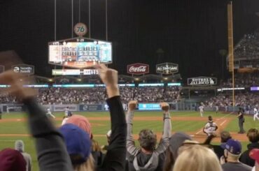 Rien de tel que d'être dans le stade de baseball lors de ce grand succès...
