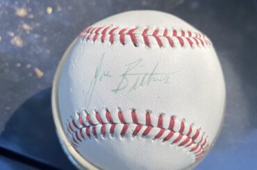 Quelqu'un peut-il m'aider à identifier la signature sur cette balle que j'ai trouvée dans un entrepôt ?