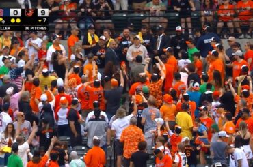 Quelqu'un a-t-il déjà vu un propriétaire de MLB dans les tribunes distribuer des produits dérivés ?
