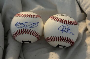 s'il vous plaît, aidez-moi, j'ai 2 balles de baseball signées par des pirates et je n'arrive pas à comprendre de qui il s'agit, je ne sais pas s'il s'agit de joueurs actuels ou anciens.  je veux vraiment savoir !