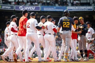 Les bancs sont dégagés après que Chris Martin des Red Sox et l'entraîneur des Brewers échangent des mots