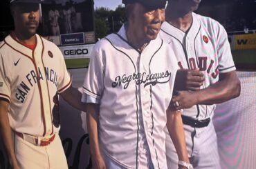 En tant qu'adulte caucasien, j'adore ce maillot « Negro Leagues », est-il approprié pour moi de le porter ?  Ma femme dit non.