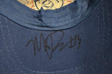 J'ai trouvé cette casquette de baseball signée.  Quelqu'un sait de quelle équipe/joueur il s'agit ?
