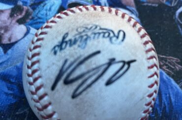 Aide pour l'identification d'un autographe ?  Je parcourais ma collection et j'ai oublié de qui il s'agissait.  De toute évidence, j'ai trop de balles de baseball.  C'est probablement un geai bleu mais je ne sais pas