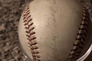 Vieille balle de baseball à signature inconnue