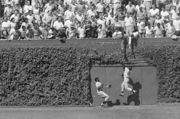 Est-ce que quelqu'un sait de quel jeu il s'agissait ?  C'est Willie Mays qui attrape le ballon à Wrigley Field.  Il est simplement indiqué que cela date de 1958, mais je ne trouve aucune date exacte.