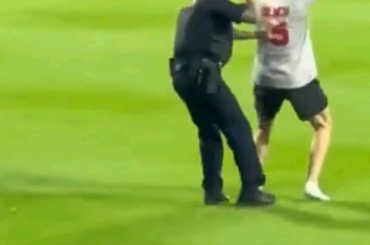 Le flic a utilisé le Taser, c'est super efficace !