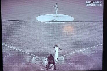 IMPRESSIONNANT d'avoir fait cela pour le jeu Rickwood Field.  J'adore les annonceurs qui sonnent comme une radio d'antan.