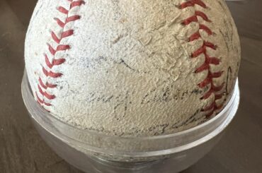 Recherche de grenier, aidez-moi à l'identifier ?  Les vieux Braves ont signé le baseball.