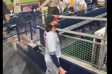 Le voltigeur des Nationals de Washington Jesse Winker entre en altercation avec un fan des Padres de 66 ans