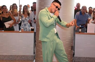 Le joueur des Mets de New York, Jose Iglesias, rejoint par ses coéquipiers pour vibrer sur son nouveau single « OMG » au Citi Field