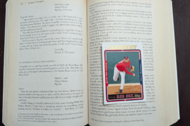 Chaque année, j'achète un paquet de cartes de baseball pour les utiliser comme marque-pages.  Voici Matt Clement 2005 avec Hunter Thompson