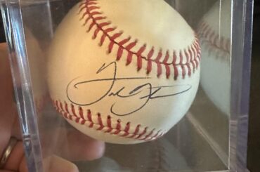 Besoin d'aide pour identifier une balle de baseball signée