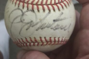 Aide à la lecture d'une balle de baseball signée