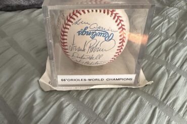 Ballon signé par l'équipe des Orioles champions du monde de 1966