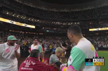 Un homme s'en prend à Manny Machado lors de son walkoff