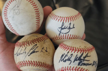 J'ai trouvé des balles de baseball autographiées lors d'un déménagement. Est-ce que quelqu'un les reconnaît ?