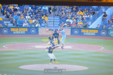 Arenado punit un fan des Pirates avec un home run directement dans les noix