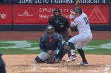 Le receveur des Ray, Alex Jackson, perd violemment son masque sur une balle fausse frappée par Anthony Volpe des Yankees le 22/07/24