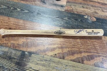 Est-ce que quelqu'un sait à qui appartient cette signature ? Trouvée dans un magasin d'antiquités, notre équipe locale est les KC Royals, donc peut-être l'une d'entre elles ?