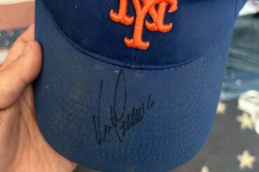 À qui appartient cette signature ? Il ne s'agit peut-être pas d'un joueur des Mets, signé lors d'un match du Thunder de Trenton lorsqu'ils étaient affiliés aux Yankees.
