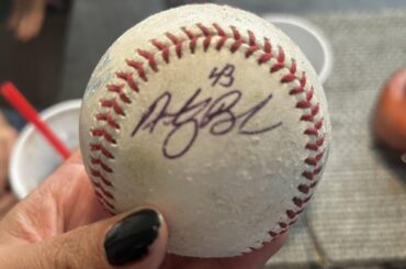 Quelqu'un connaît cette signature ? Mon fils a trouvé une balle de baseball signée dans une foire de comté.