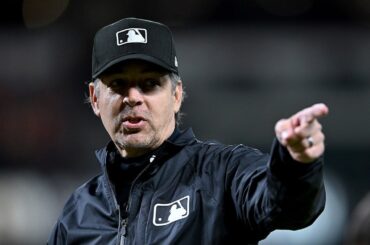 Un arbitre de la MLB devient viral après que le personnage de « Seinfeld » Kramer a été repéré sur une chemise sous son uniforme